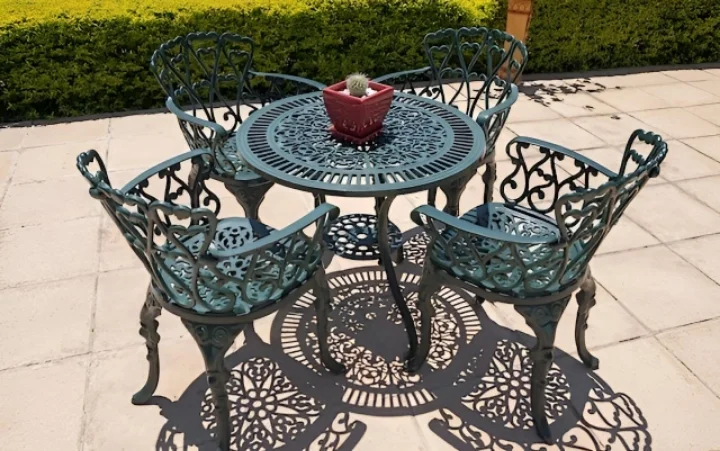 Bonzai - Four green chairs with armrests and a green round table