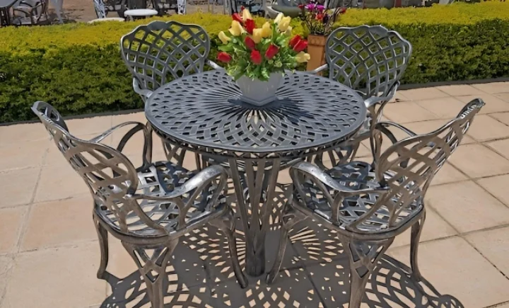 King Diamond - Four black chairs with armrests and a black round table